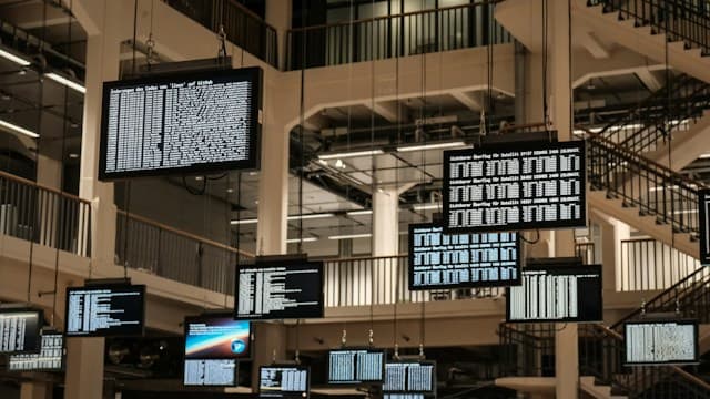 Monitores con datos colgados en un atrio de varios pisos