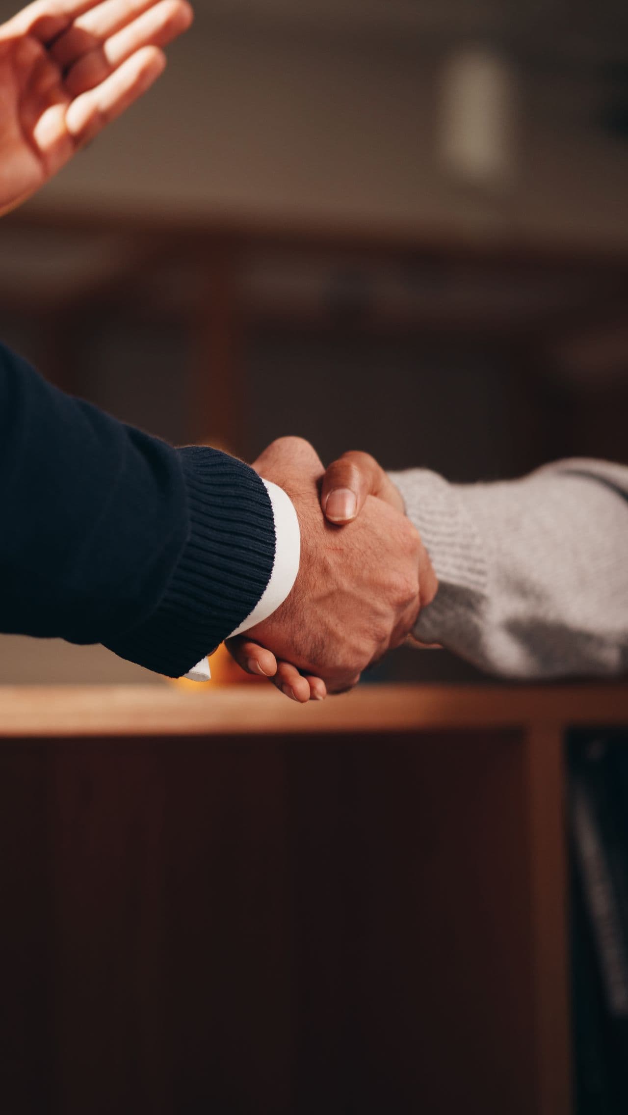 Dos personas dándose la mano