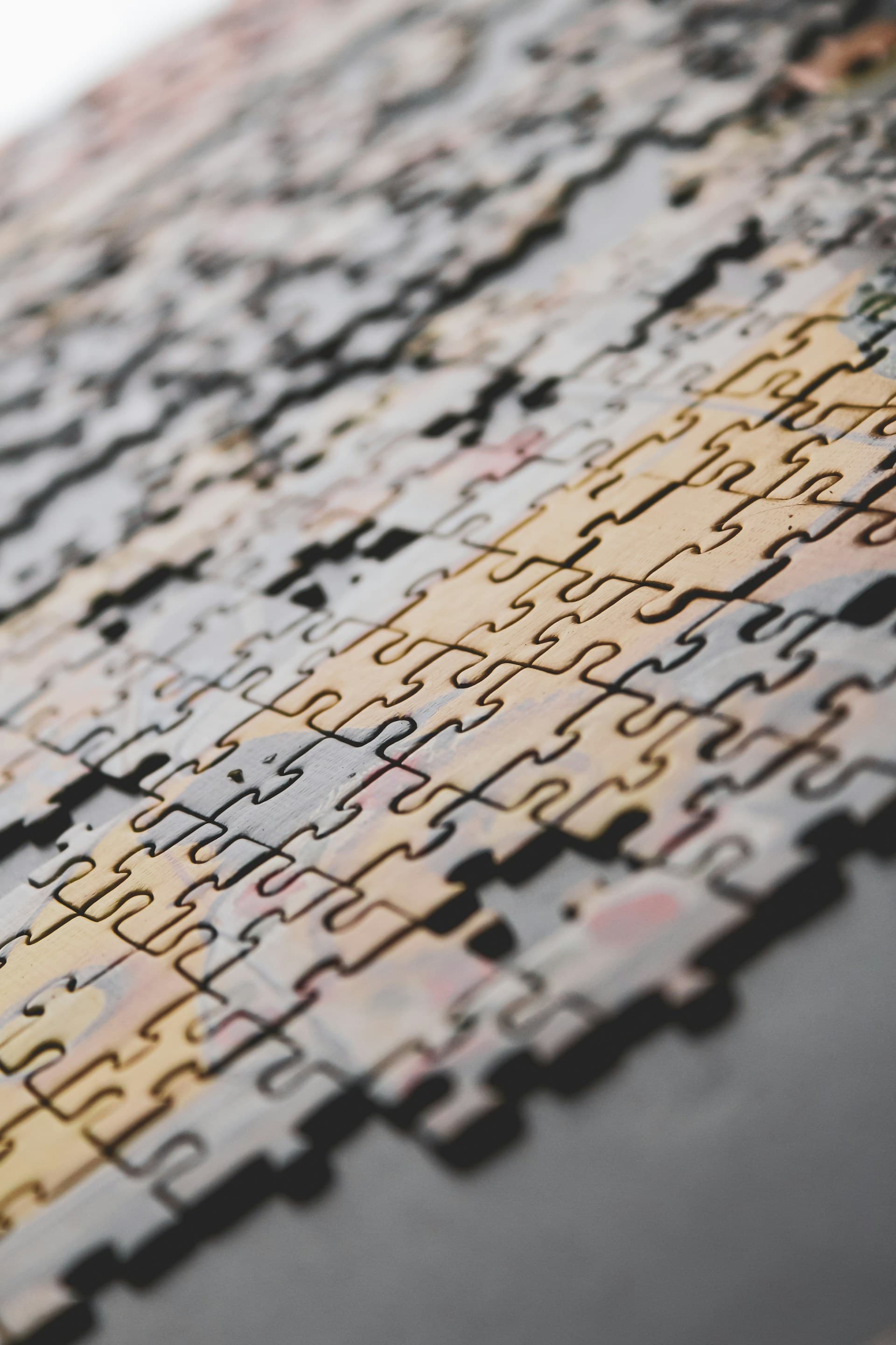 Cuatro manos ensamblando piezas de puzzle de colores